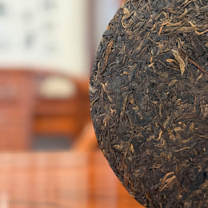 Close-up details of 2003 Bulang Mountain raw Pu-erh tea cake