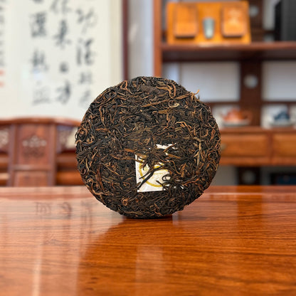 2014 Yunnan Old Tree Raw Pu'er Tea Cake Displayed at Chinese Tea Group