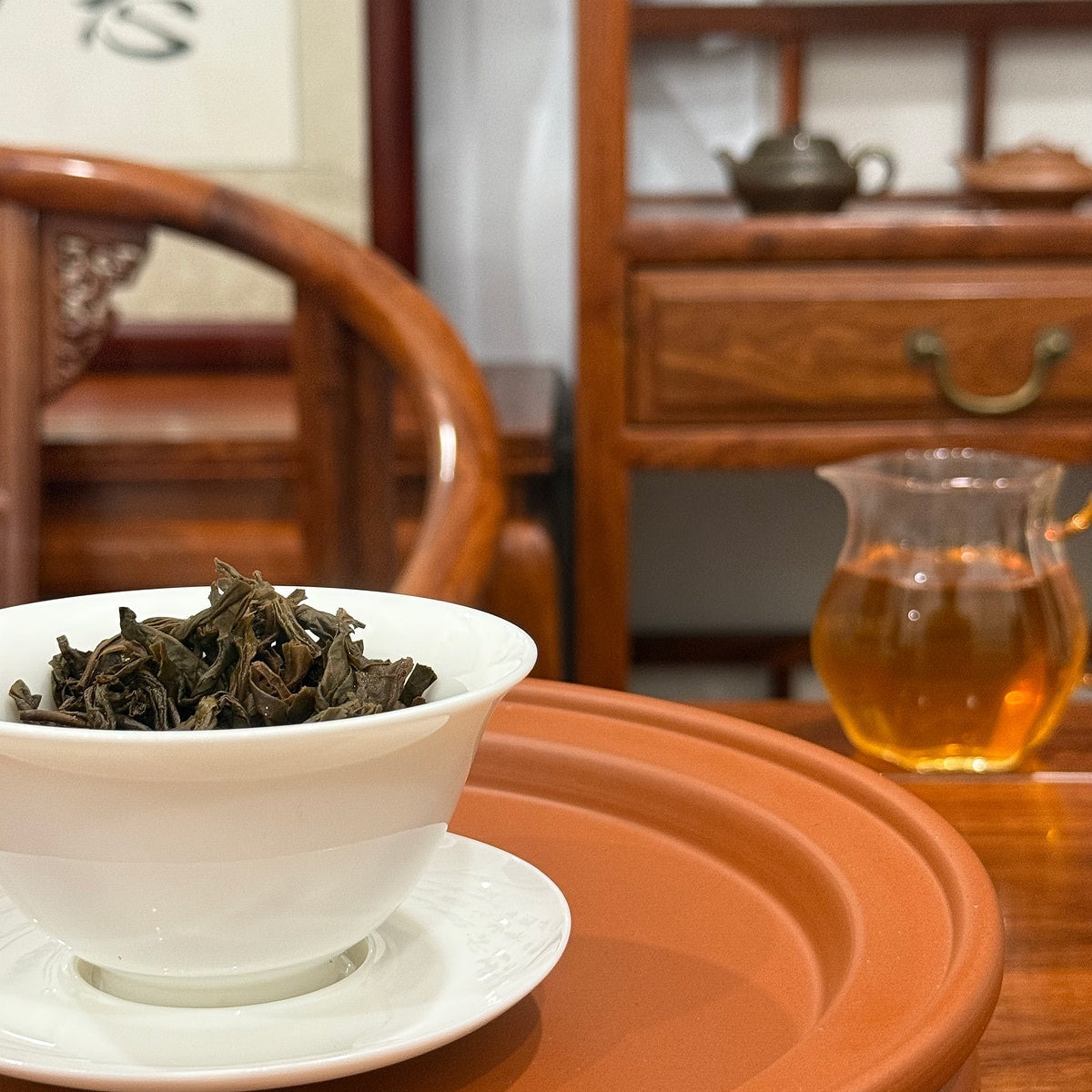 Brewing 2018 Yunnan raw Pu-erh tea mini cake in a traditional Chinese tea room