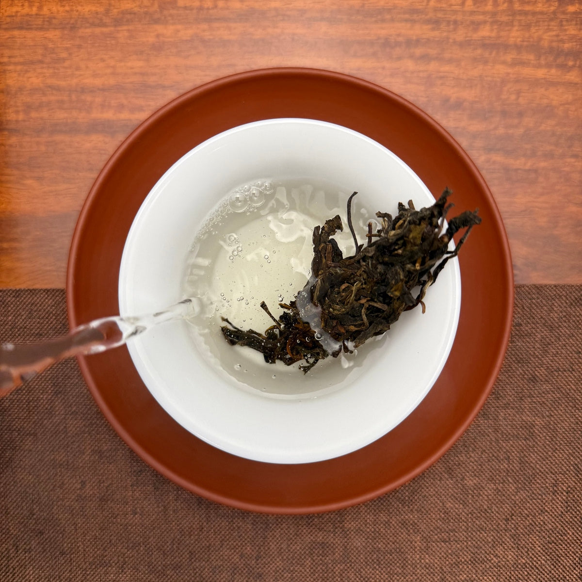 Brewing the 2019 Xi Niu Tang Ancient Tree Raw Pu-erh Tea Cake from Pasha tea region in a Chinese tea house