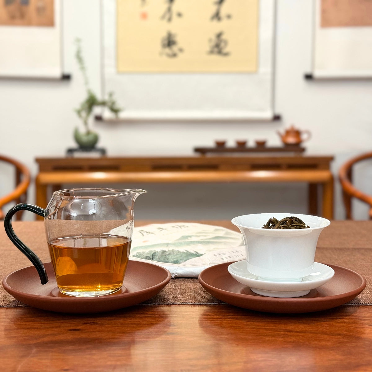2019 Xi Niu Tang Ancient Tree Raw Pu-erh Tea Cake with tea liquor display