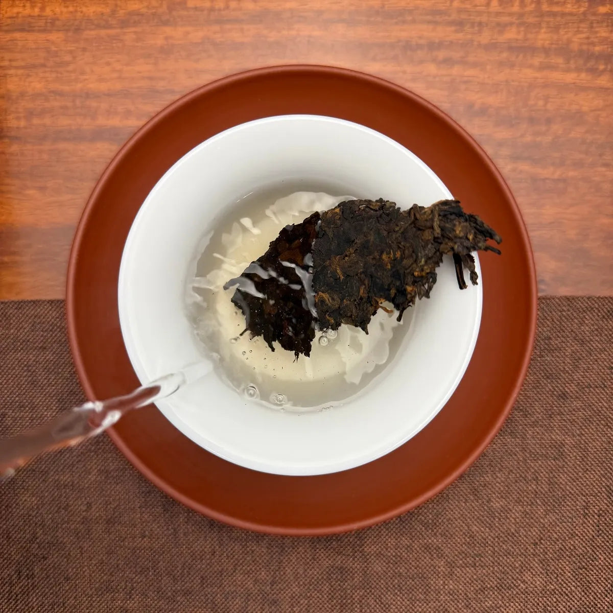 2020 Menghai Ripe Pu-erh Tea Cake (Shou) being brewed in a traditional Chinese tea room