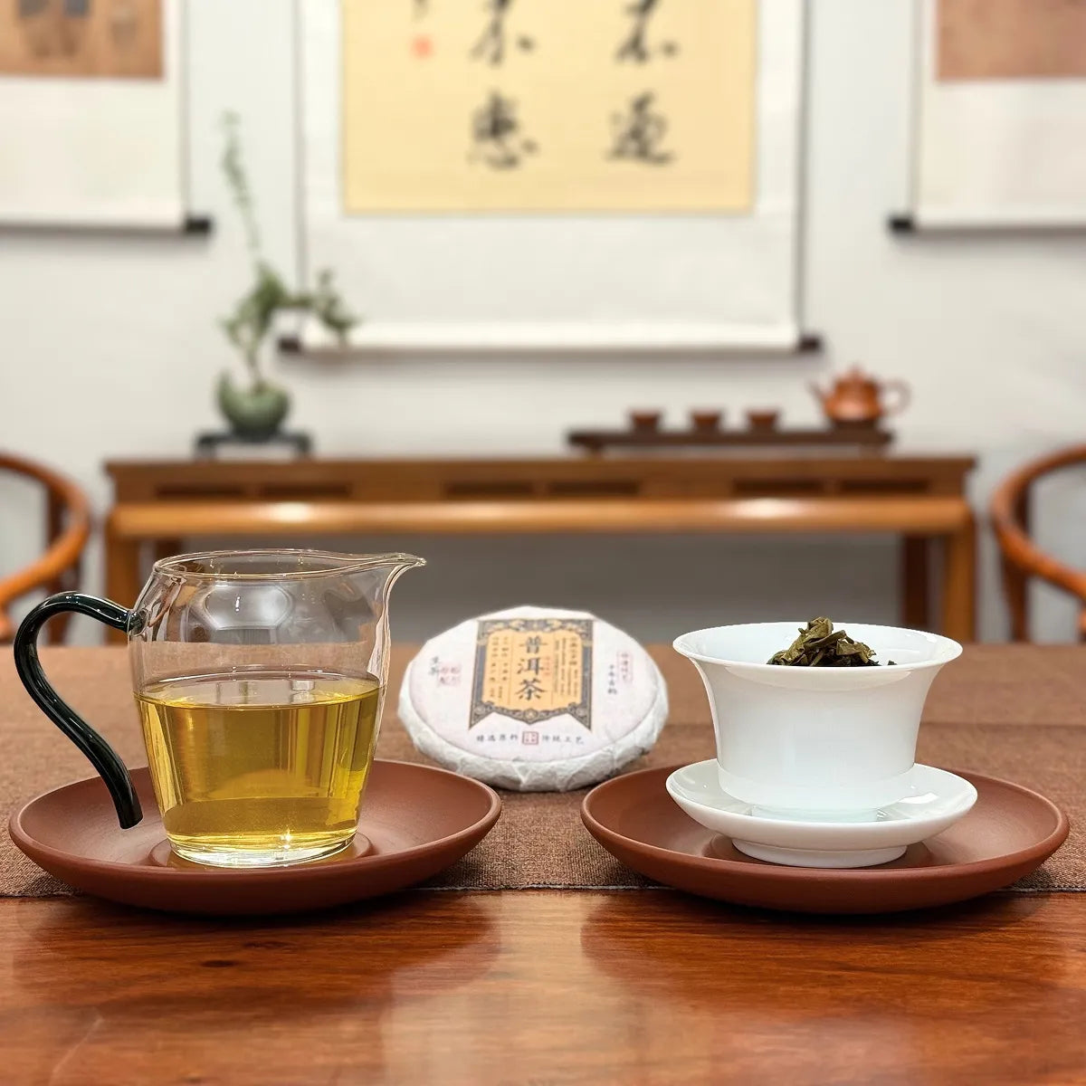 2025 Raw Pu-erh Tea Cake (Sheng Pu'er) with brewed tea liquor display