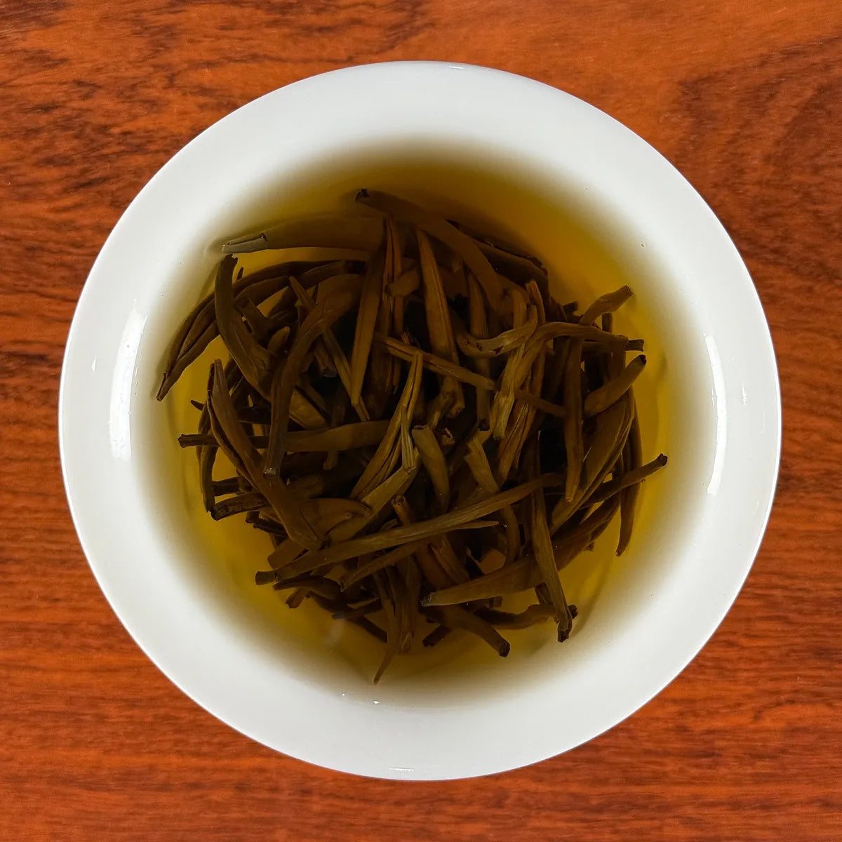 Chinese Bai Hao Yin Zhen (Silver Needle) white tea brewing