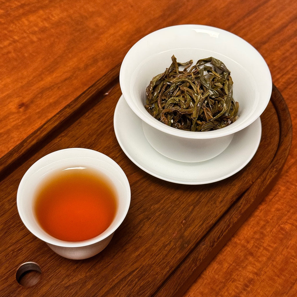 Phoenix Oolong Tea Dan Cong Huang Zhi Xiang (Yellow Branch Aroma) brewed liquor with clear amber color