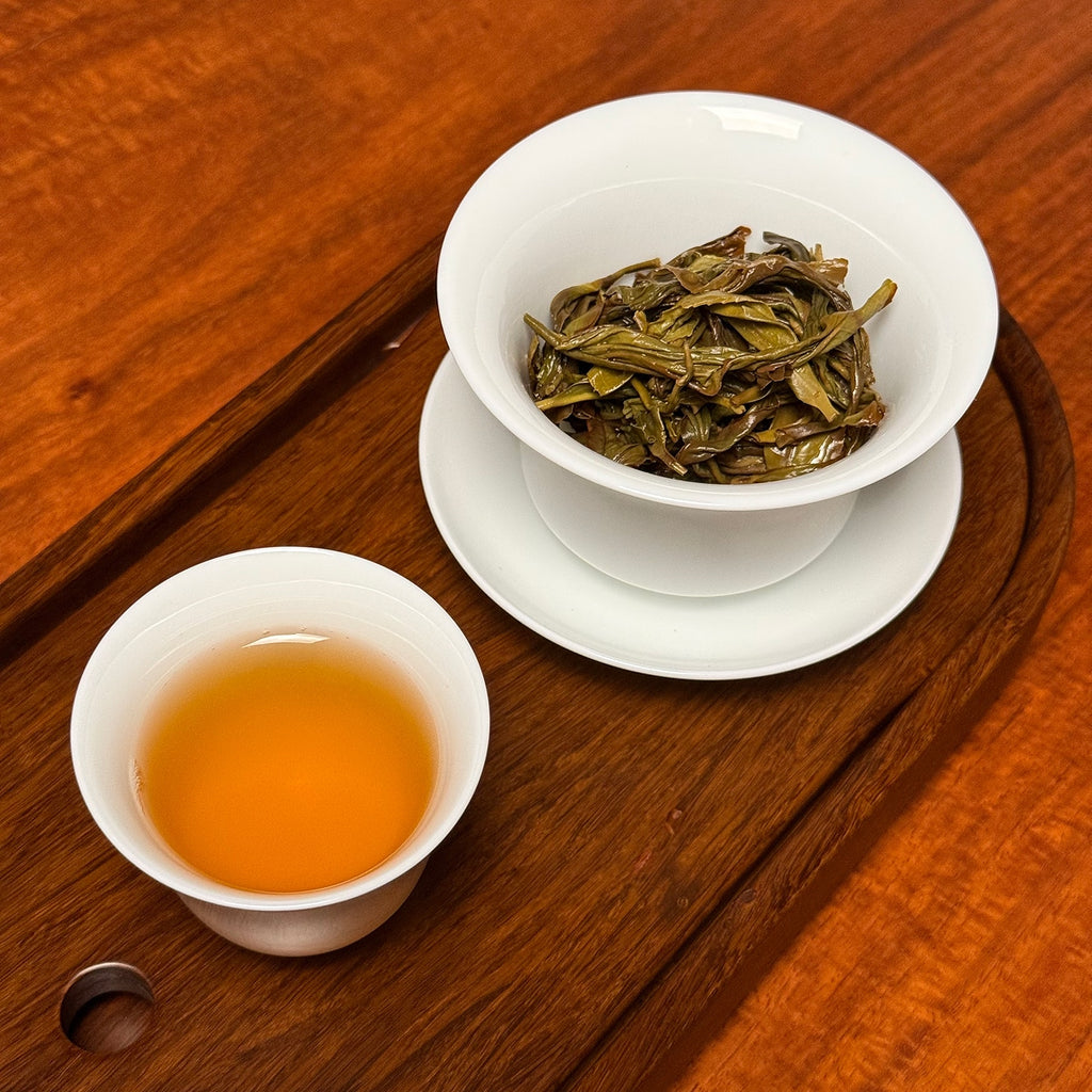 Oolong Tea Mi Lan Xiang Dan Cong (Honey Orchid Aroma) brewed tea liquor showing golden color and clarity