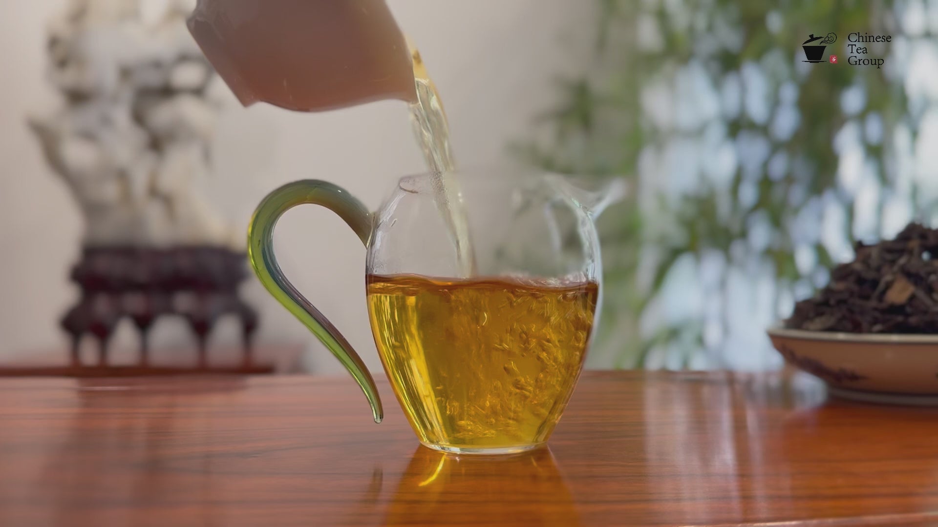 Video showcasing the rich tea liquor of Fuding Shou Mei White Tea - 2014 Aged