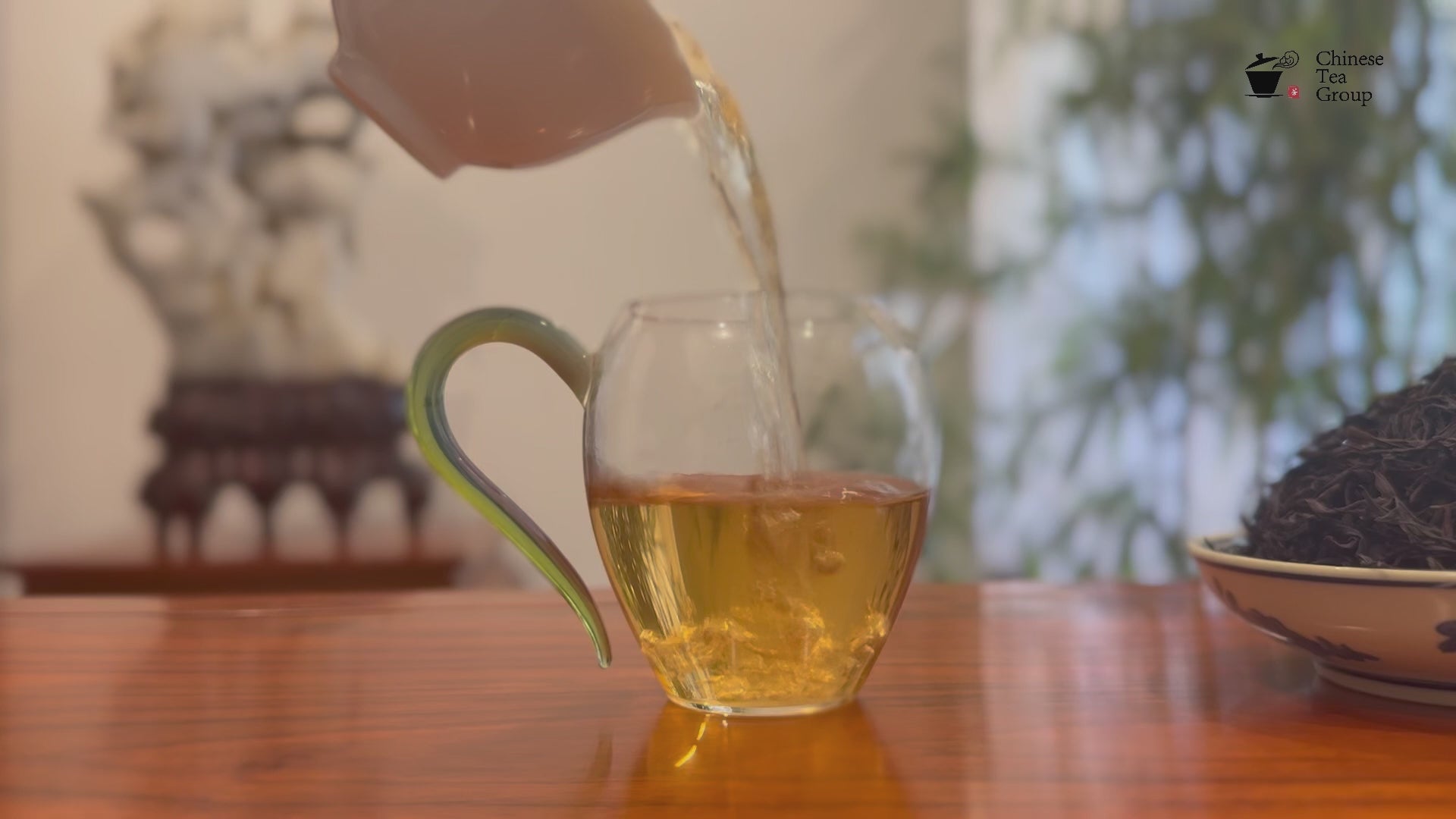 Video showing rich golden tea liquor of Ya Shi Xiang Dan Cong Oolong Tea (Duck Shit Aroma) - 2024 Premium