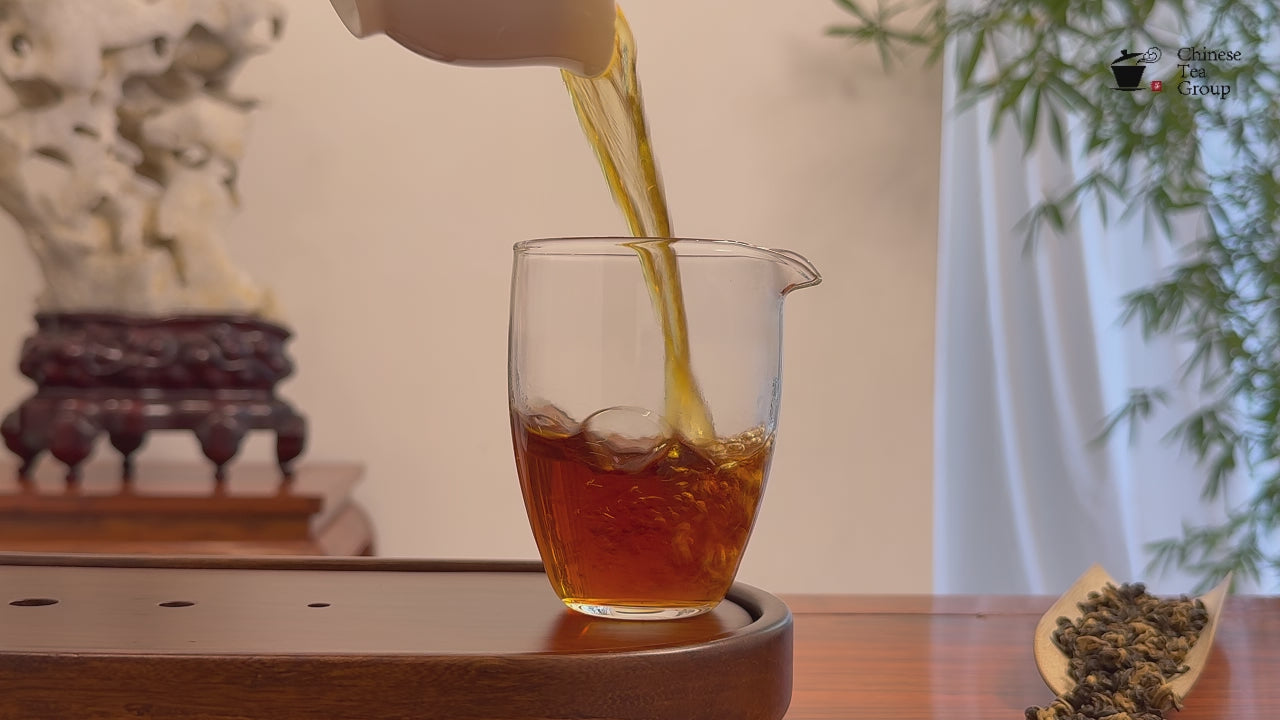 Yunnan Golden Snail Black Tea (Dian Hong Jin Luo) real tea video showing authentic brewed tea liquor