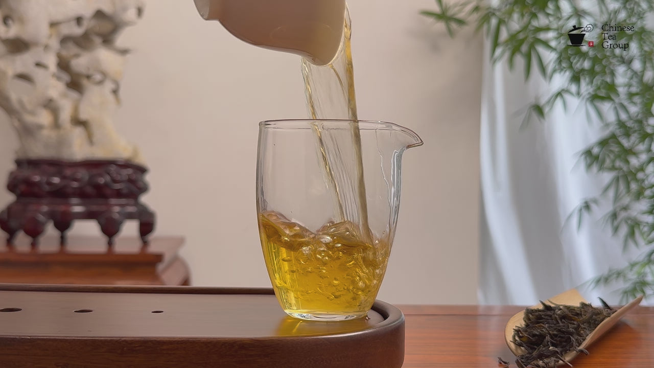 Ya Shi Xiang Dan Cong Tea (Duck Shit Aroma) real brewing video showing authentic Oolong liquor color