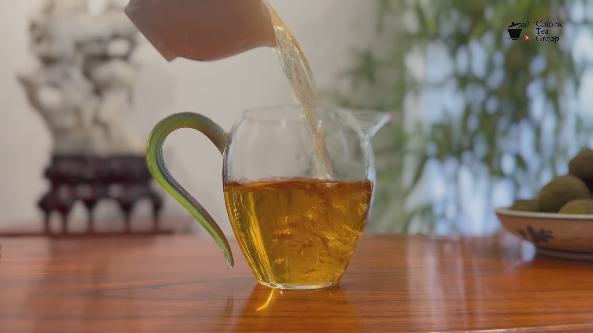 Pouring Tangerine Pu-erh Tea (Xiao Qing Gan) tea liquor