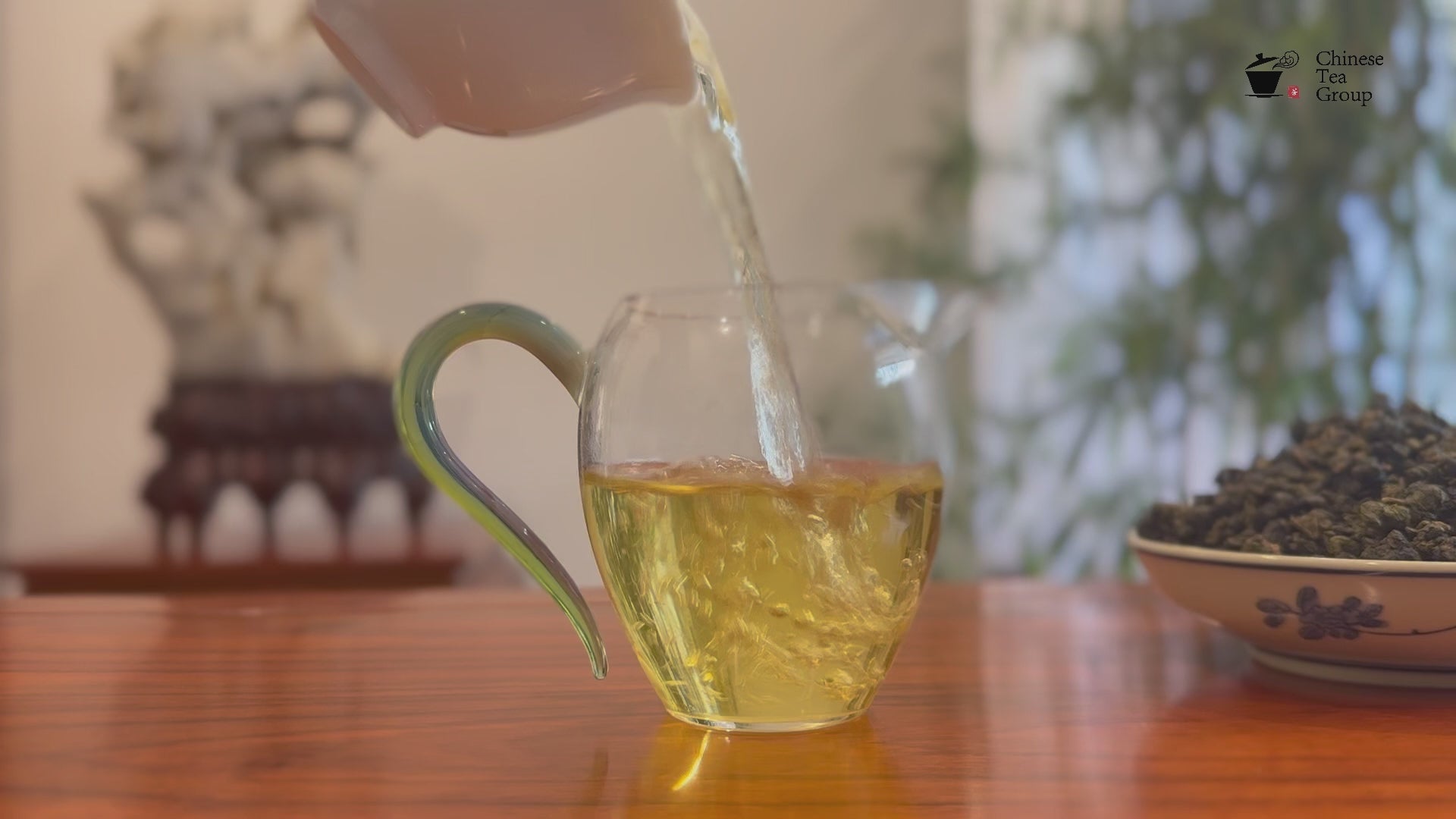 Video showing rich golden tea liquor of Fujian High Mountain Oolong Tea - Taiwanese Variety
