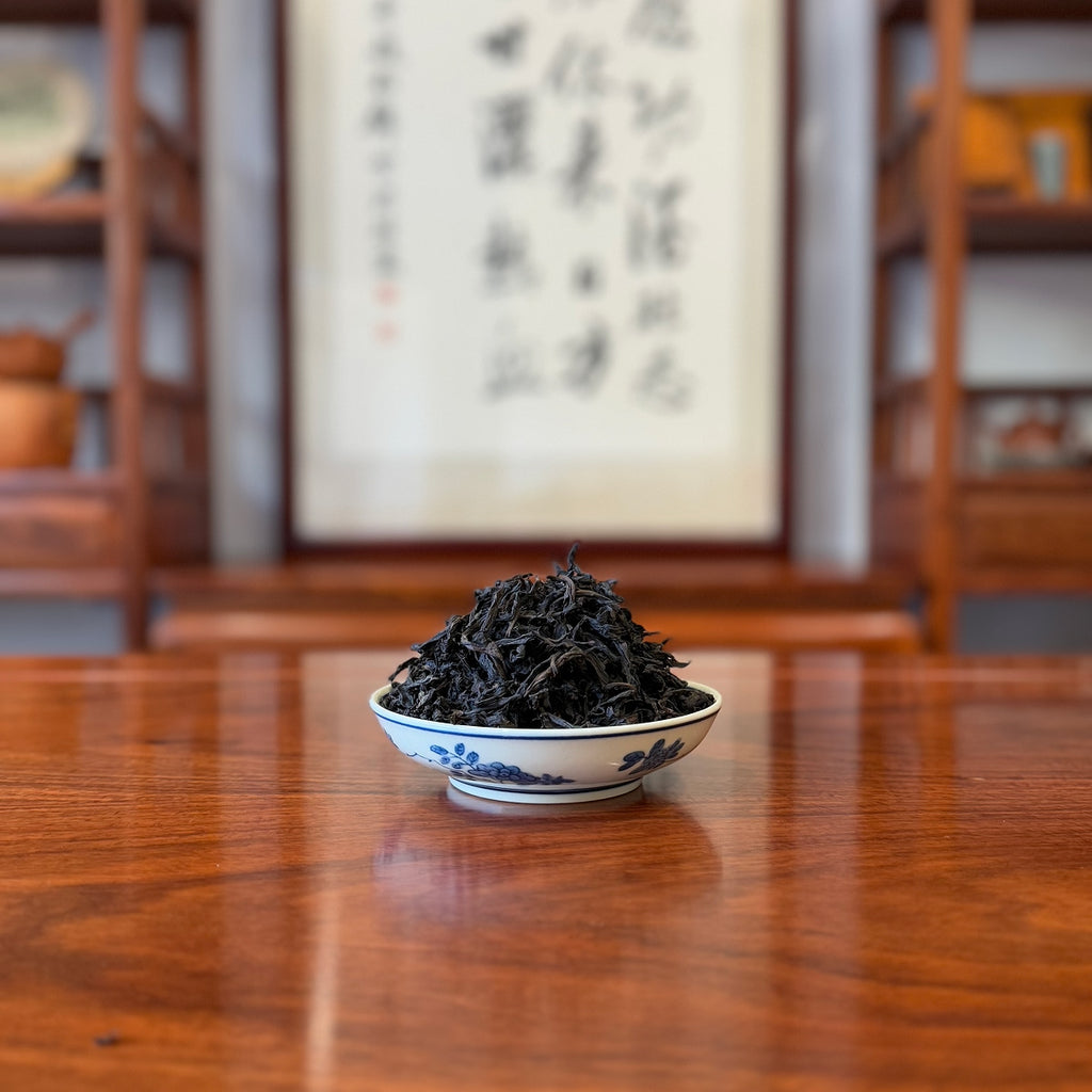 Bright amber liquor of brewed Rou Gui Wuyi Rock Oolong Tea (2020 Classic)