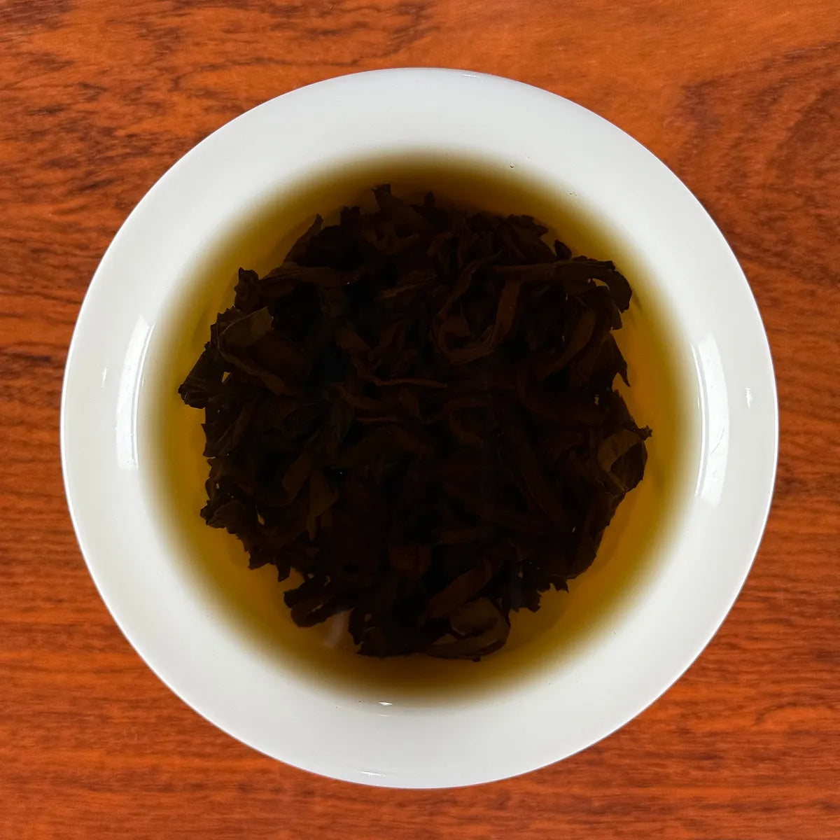 Brewing Rou Gui (Cinnamon) Wuyi rock oolong tea in a gaiwan