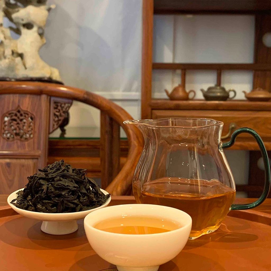 Brewed tea and tea bags of Gongfu Tea Sachets Rou Gui Rock Oolong, highlighting its rich flavor