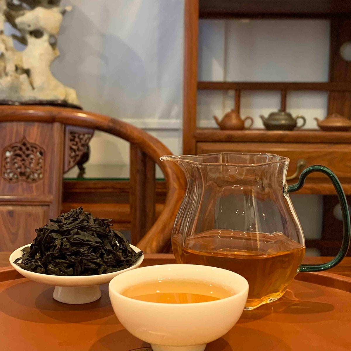 Brewed tea and tea bags of Gongfu Tea Sachets Rou Gui Rock Oolong, highlighting its rich flavor